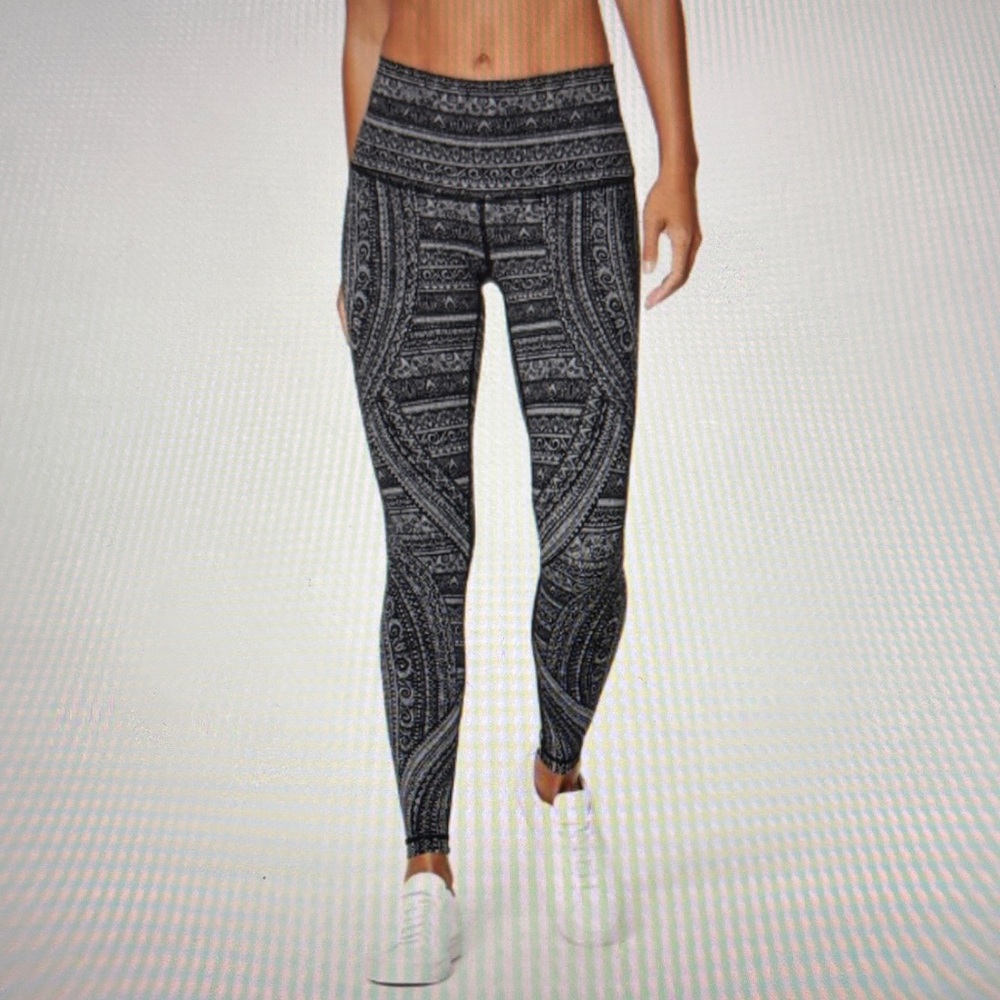 Lululemon wunder under Nulux geometric pattern leggings